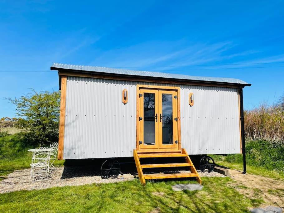 The Hut@Trefechan Wen - Coastal Coziness! Goodwick Bagian luar foto