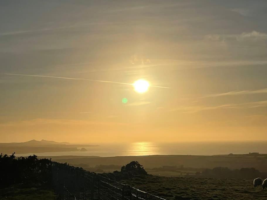 The Hut@Trefechan Wen - Coastal Coziness! Goodwick Bagian luar foto