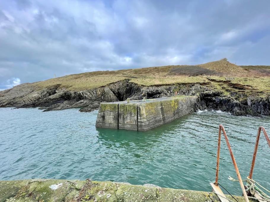 The Hut@Trefechan Wen - Coastal Coziness! Goodwick Bagian luar foto