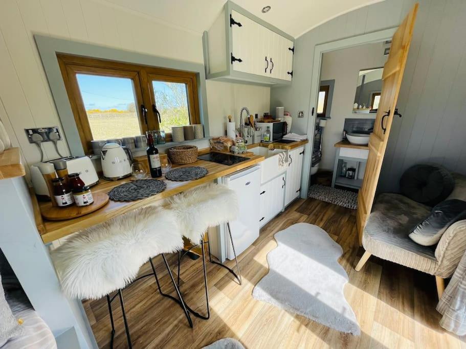 The Hut@Trefechan Wen - Coastal Coziness! Goodwick Bagian luar foto