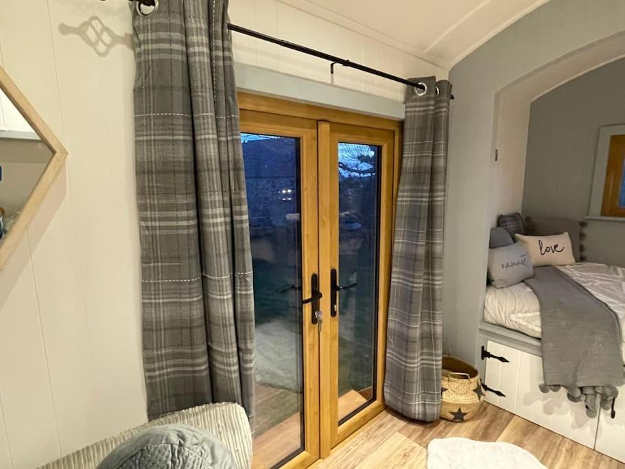 The Hut@Trefechan Wen - Coastal Coziness! Goodwick Bagian luar foto