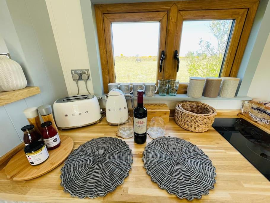 The Hut@Trefechan Wen - Coastal Coziness! Goodwick Bagian luar foto