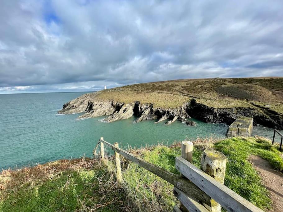 The Hut@Trefechan Wen - Coastal Coziness! Goodwick Bagian luar foto