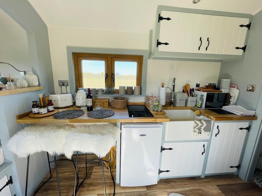 The Hut@Trefechan Wen - Coastal Coziness! Goodwick Bagian luar foto